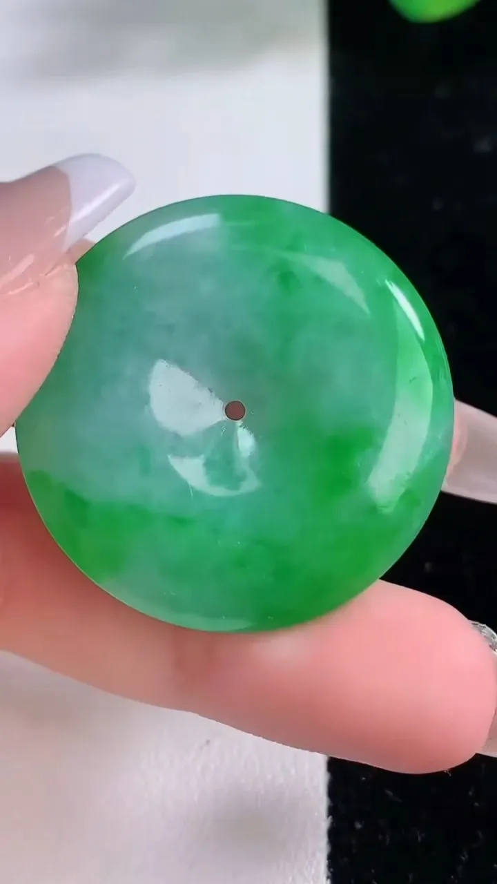 天然A货翡翠平安扣吊坠，尺寸33.3-5.8，重量:15.04g
12月8日