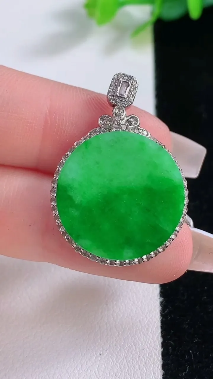 天然A货翡翠无事牌吊坠，尺寸30.5-21.8-6.8，裸石20重:3.86g
12月8日