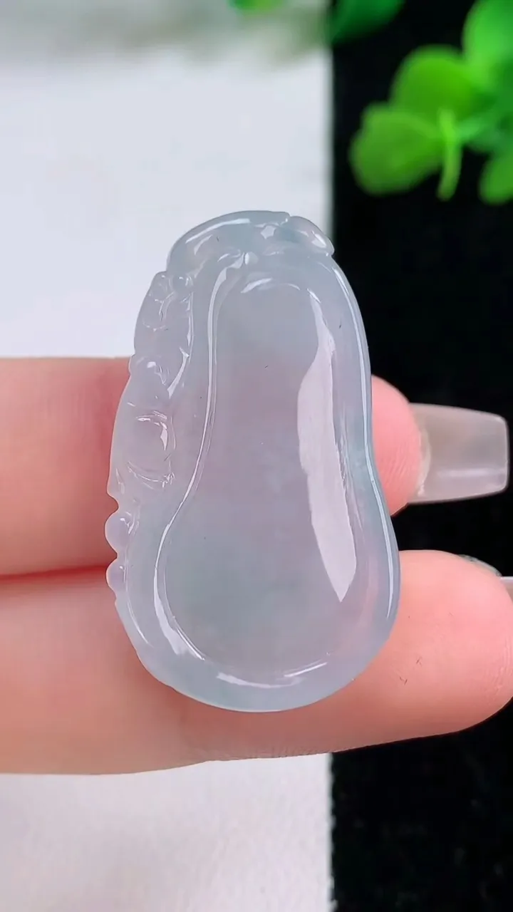 天然A货翡翠福瓜吊坠，尺寸33.7-19.8-5.3，重量:6.84g
12月8日