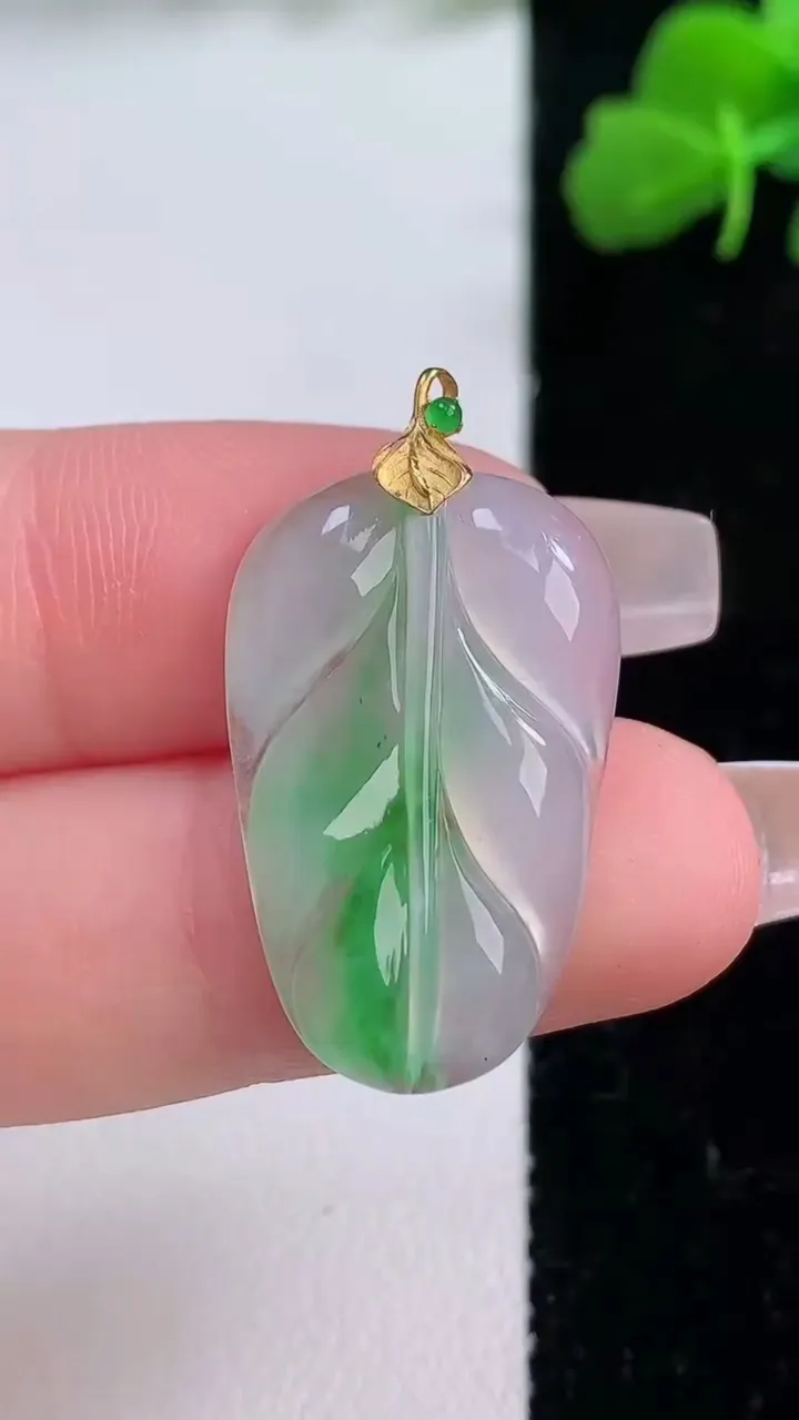 天然A货翡翠金枝玉叶 叶子吊坠，尺寸29-16.5-3.6，重量:3.07g
12月8日