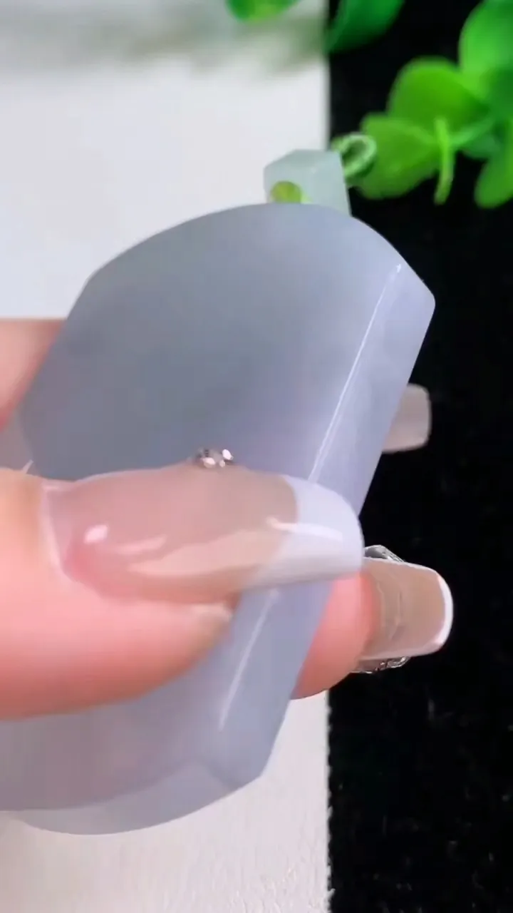 天然A货翡翠春带彩紫罗兰无事牌吊坠，尺寸54.6-40-6.4，重量:41.14g
12月8日