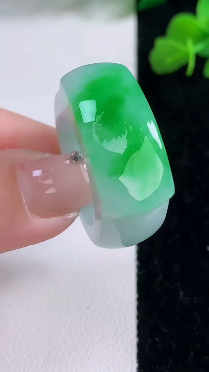 天然A货翡翠马鞍戒指 扳指，尺寸19.3-26-11.3-6，重量:15.14g2025年12月8日
工厂直销收藏佳品,种好水足，色泽均匀，有种有色，上手高大气！