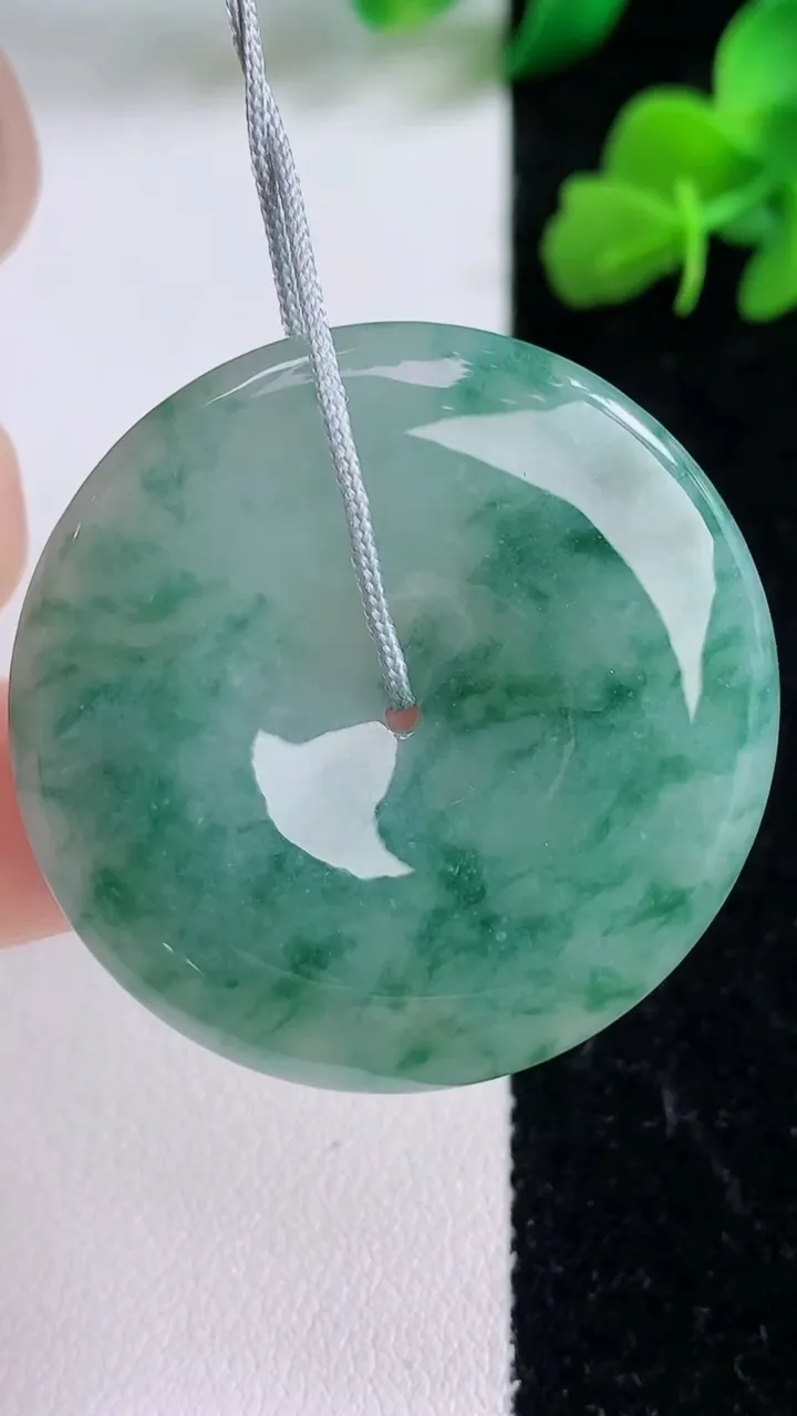 天然A货翡翠飘花平安扣吊坠，尺寸37.2-5.6，重量:18.07g
12月8日