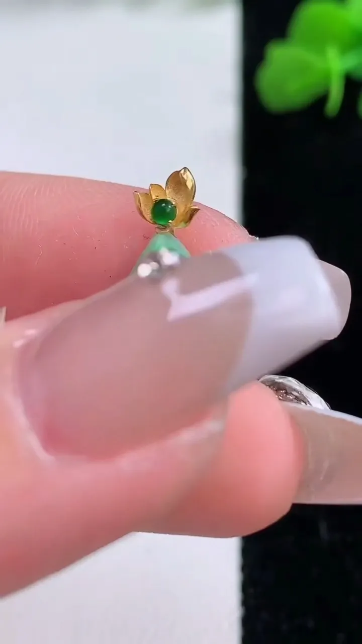 天然A货翡翠随形吊坠，尺寸18.2-8.2-5.7，重量:1.53g
12月8日