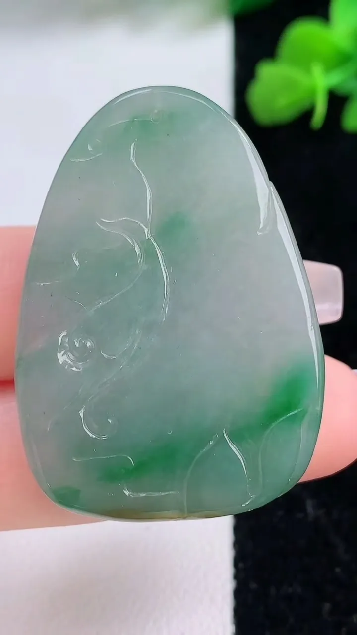 天然A货翡翠虚空藏菩萨吊坠，尺寸40.6-28.2-5.8，重量:13.73g
12月8日