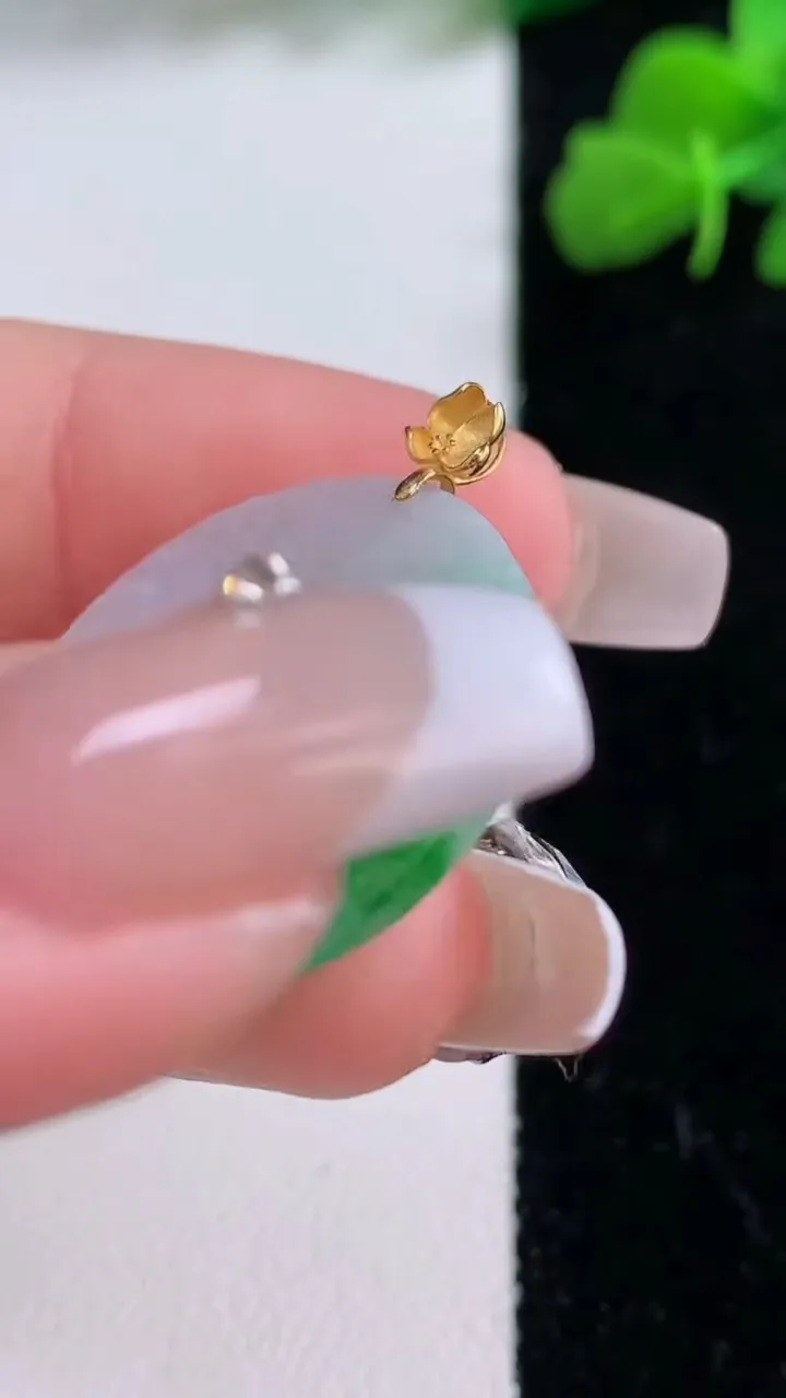 天然A货翡翠无事牌吊坠，尺寸24.7-2，重量:3.68g
12月8日