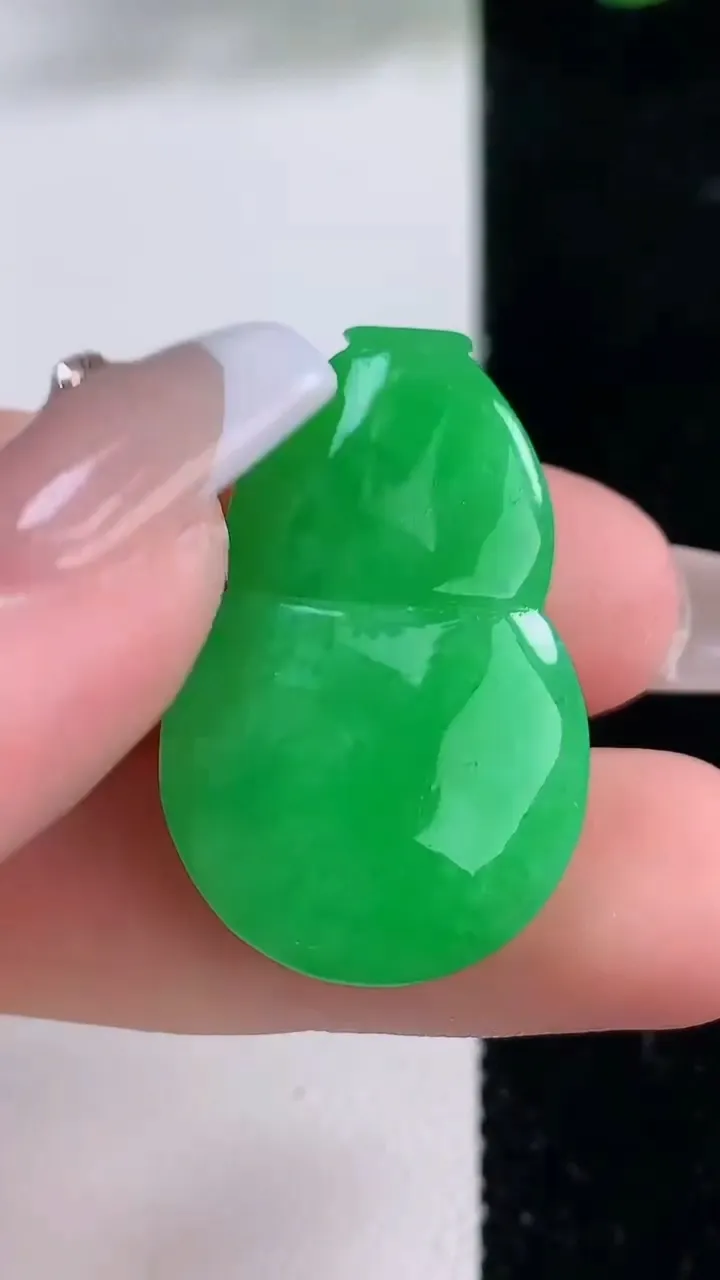 天然A货翡翠葫芦镶嵌件，尺寸30.4-19-8.9，重量:8.33g
12月8日