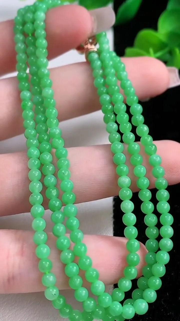 天然A货翡翠小米珠项链，尺寸3.2-194颗，重量:15.30g12月8日
工厂直销收藏佳品,种好水足，色泽均匀，有种有色，上手高大气！