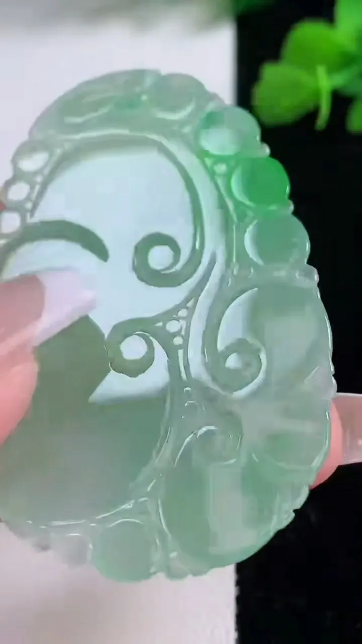 天然A货翡翠如意吊坠，尺寸58.7-36.3-3，重量:13.28g
12月8日