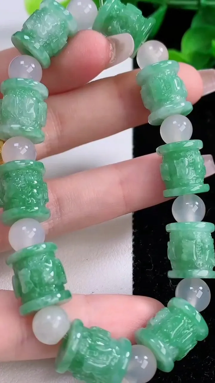 天然A货翡翠路路通手串，尺寸11-12.5-10颗，重量:41.74g12月8日
工厂直销收藏佳品,种好水足，色泽均匀，有种有色，上手高大气！