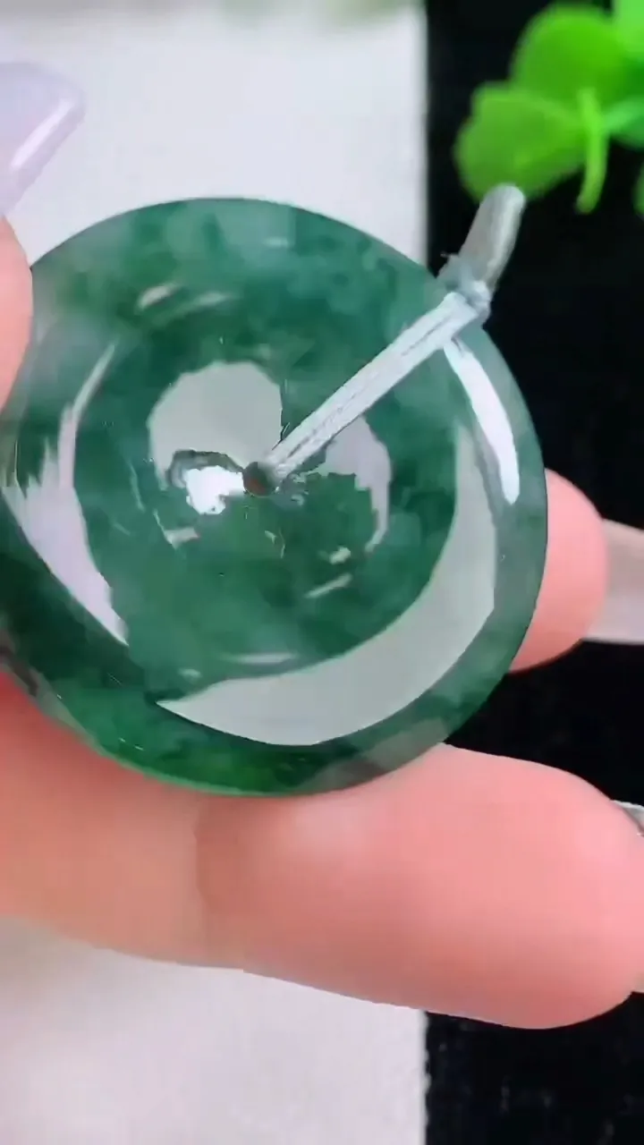 天然A货翡翠冰种飘花平安扣吊坠，尺寸34-5.3，重量:13.86g
12月8日