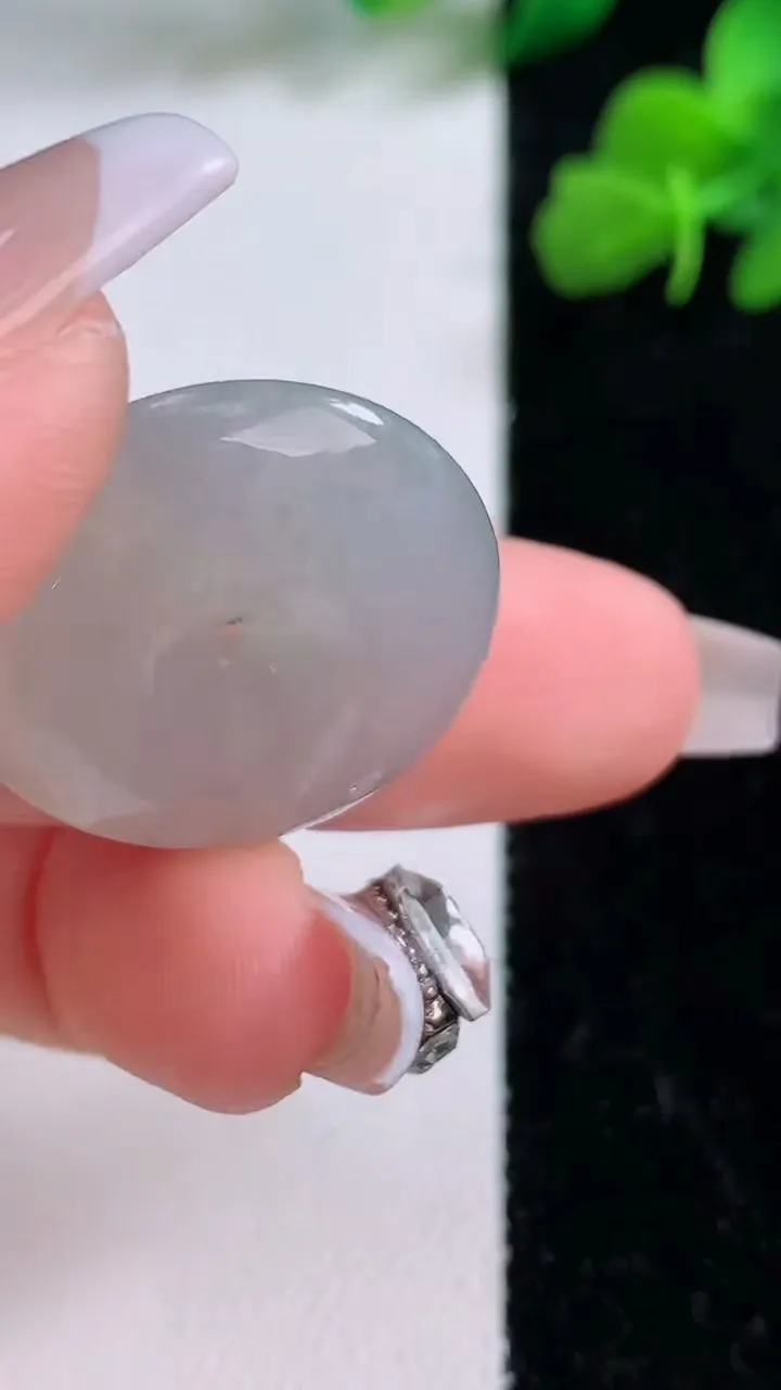 天然A货翡翠平安扣吊坠，尺寸24-5.4，重量:6.99g
12月8日