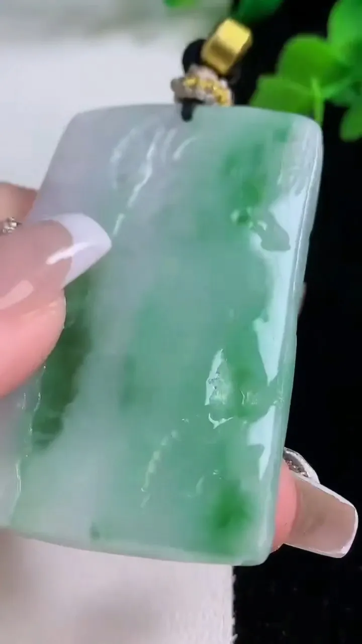 天然A货翡翠山水牌吊坠，尺寸54.7-39-7，重量:39.36g
12月8日