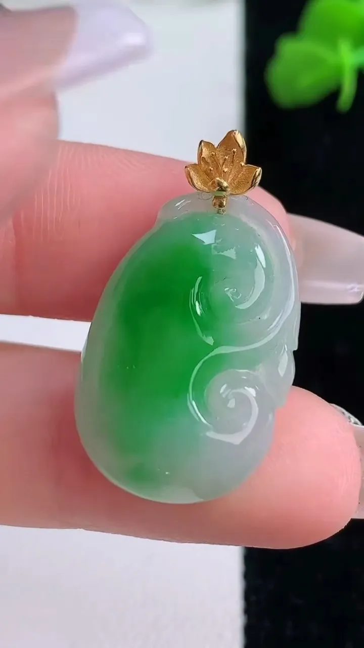 天然A货翡翠如意吊坠，尺寸24.7-16-3.6，重量:4.60g
12月8日