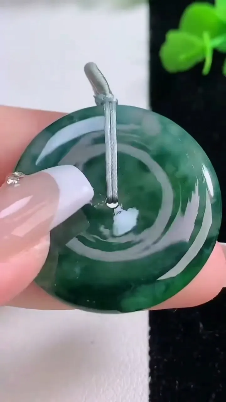 天然A货翡翠冰种飘花平安扣吊坠，尺寸34-5.3，重量:13.86g
12月8日