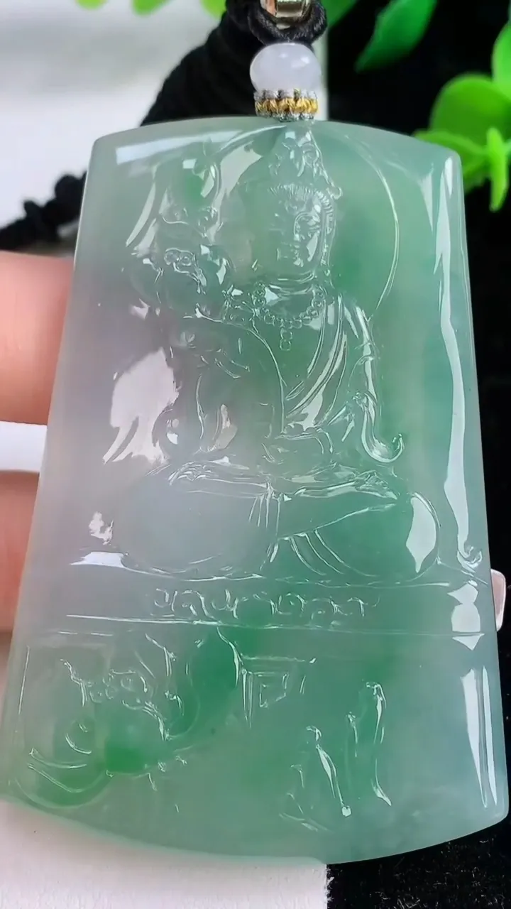 天然A货翡翠大势至菩萨吊坠，尺寸69.2-46-5，重量:45.08g
12月8日