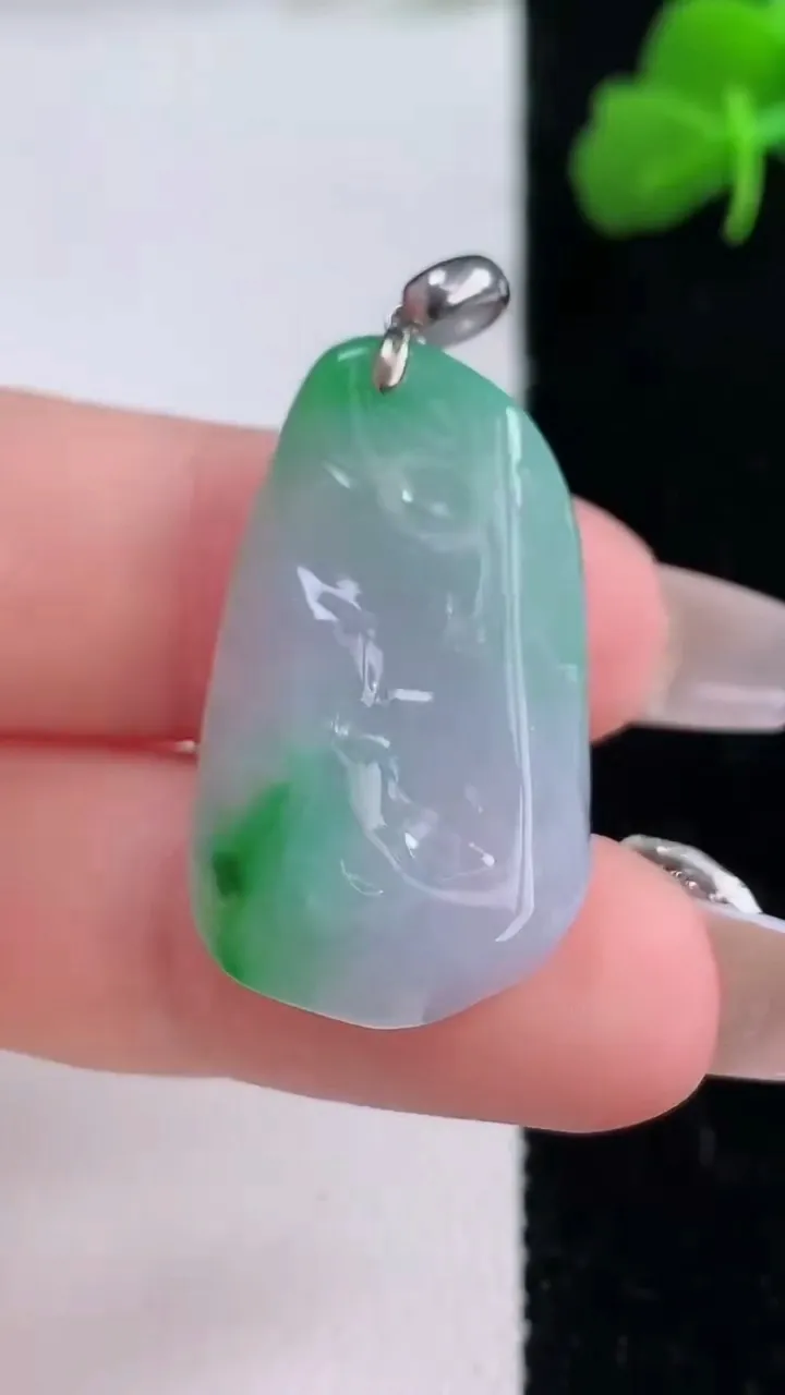 天然A货翡翠原石吊坠，尺寸28-17.3-10.3，重量:19.08g
12月8日