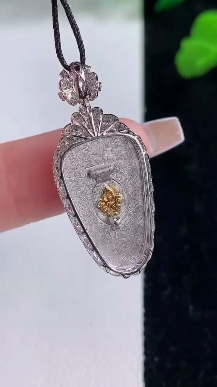 天然A货翡翠金枝玉叶 叶子吊坠，尺寸31.5-13.7-5.1，裸石20.3-12重量:2.74g
12月8日