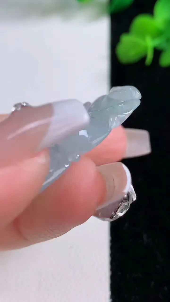 天然A货翡翠寿桃吊坠，尺寸39.6-29-5.8，重量:11.65g
12月8日