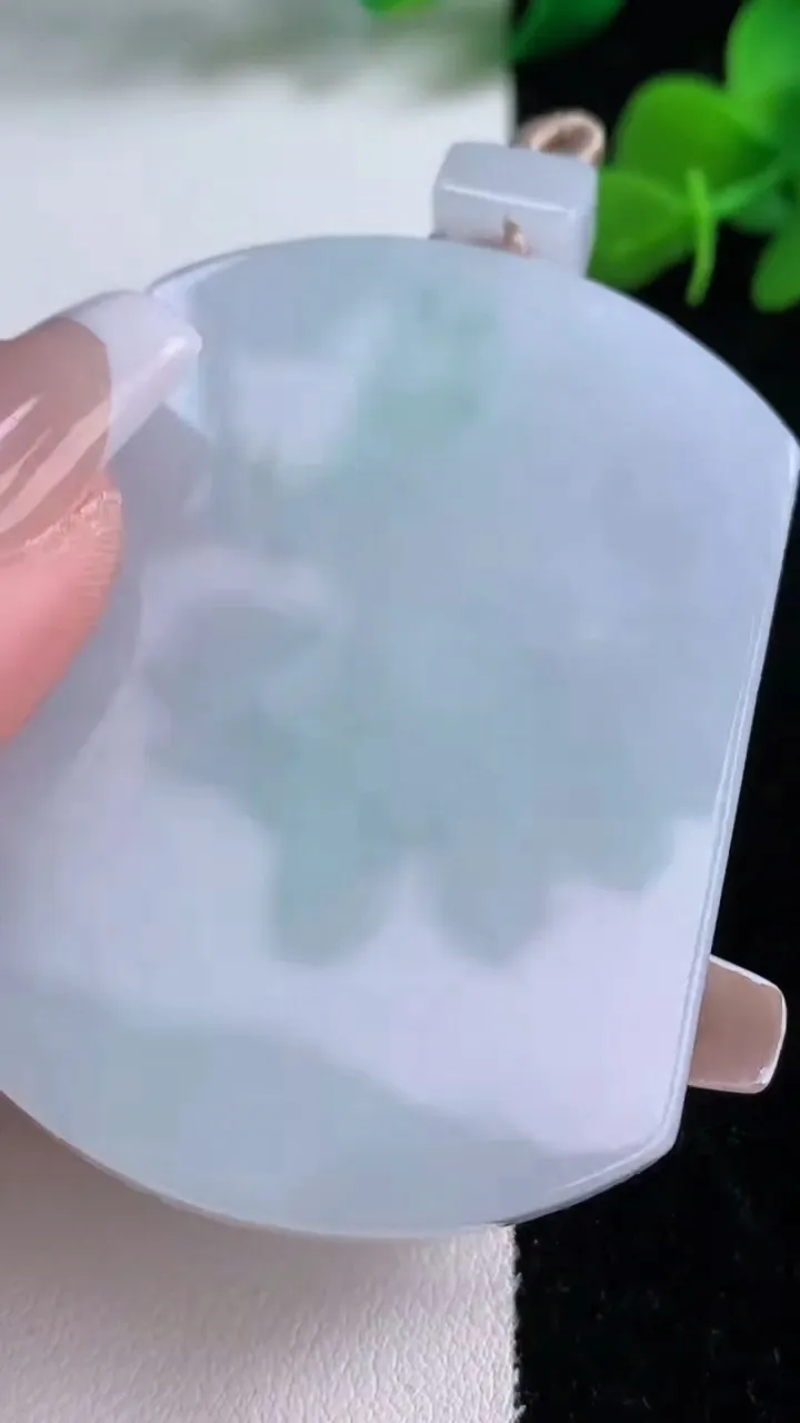 天然A货翡翠无事牌吊坠，尺寸54.6-40.2-5.9，重量:39.65g
12月8日