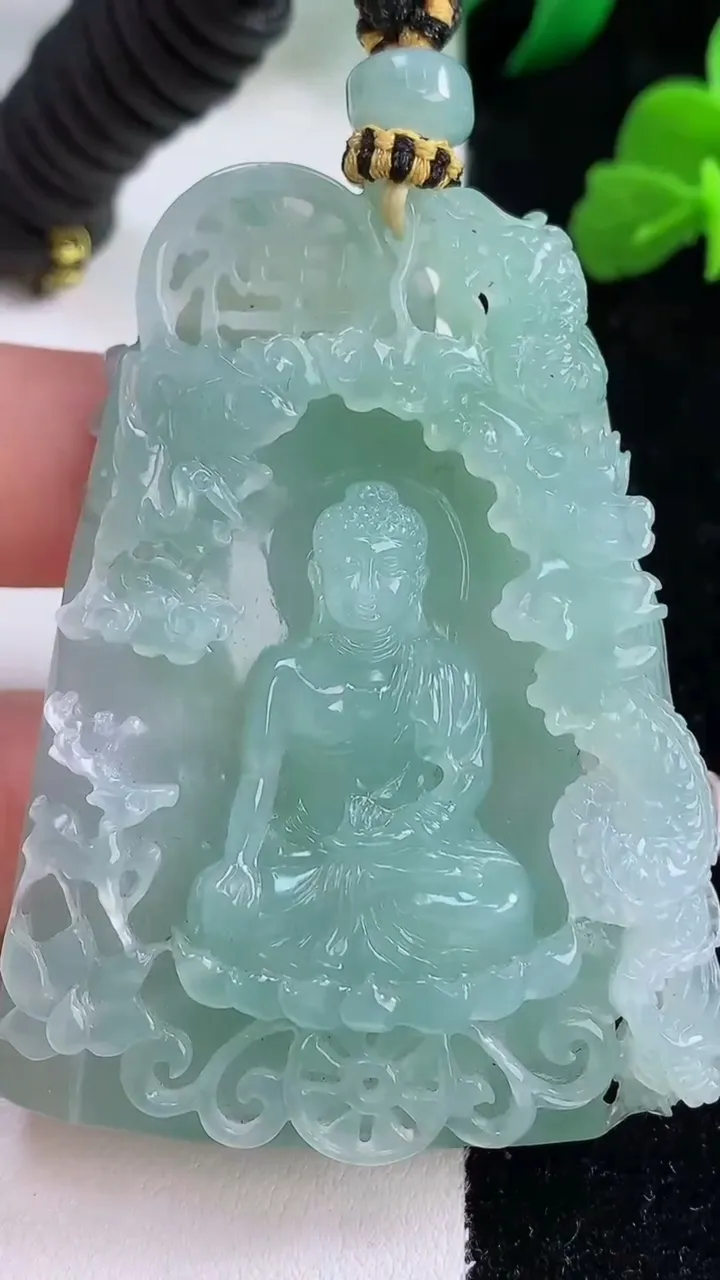 天然A货翡翠阿弥陀佛吊坠，尺寸60-45.2-12.2，重量:65.43g
12月8日