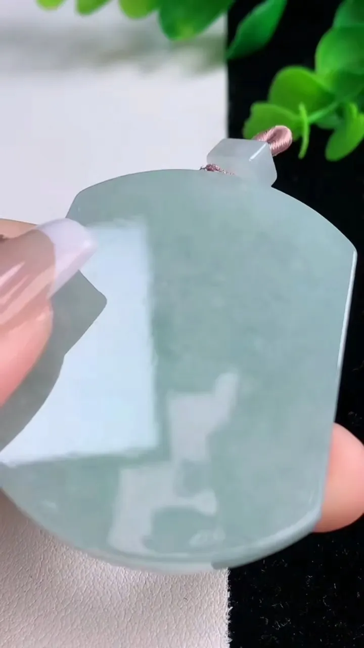 天然A货翡翠无事牌吊坠，尺寸52-39.6-5.8，重量:36.32g
12月8日