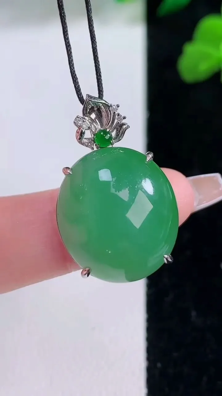 天然A货翡翠蛋面吊坠，尺寸27-18.4-17.2-10.3，重量:5.77g
12月8日