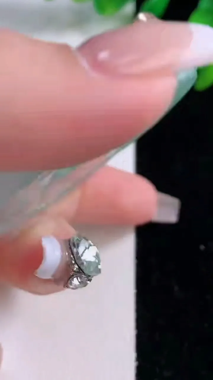 天然A货翡翠龙牌吊坠，尺寸53.7-5.2，重量:30.10g
12月8日