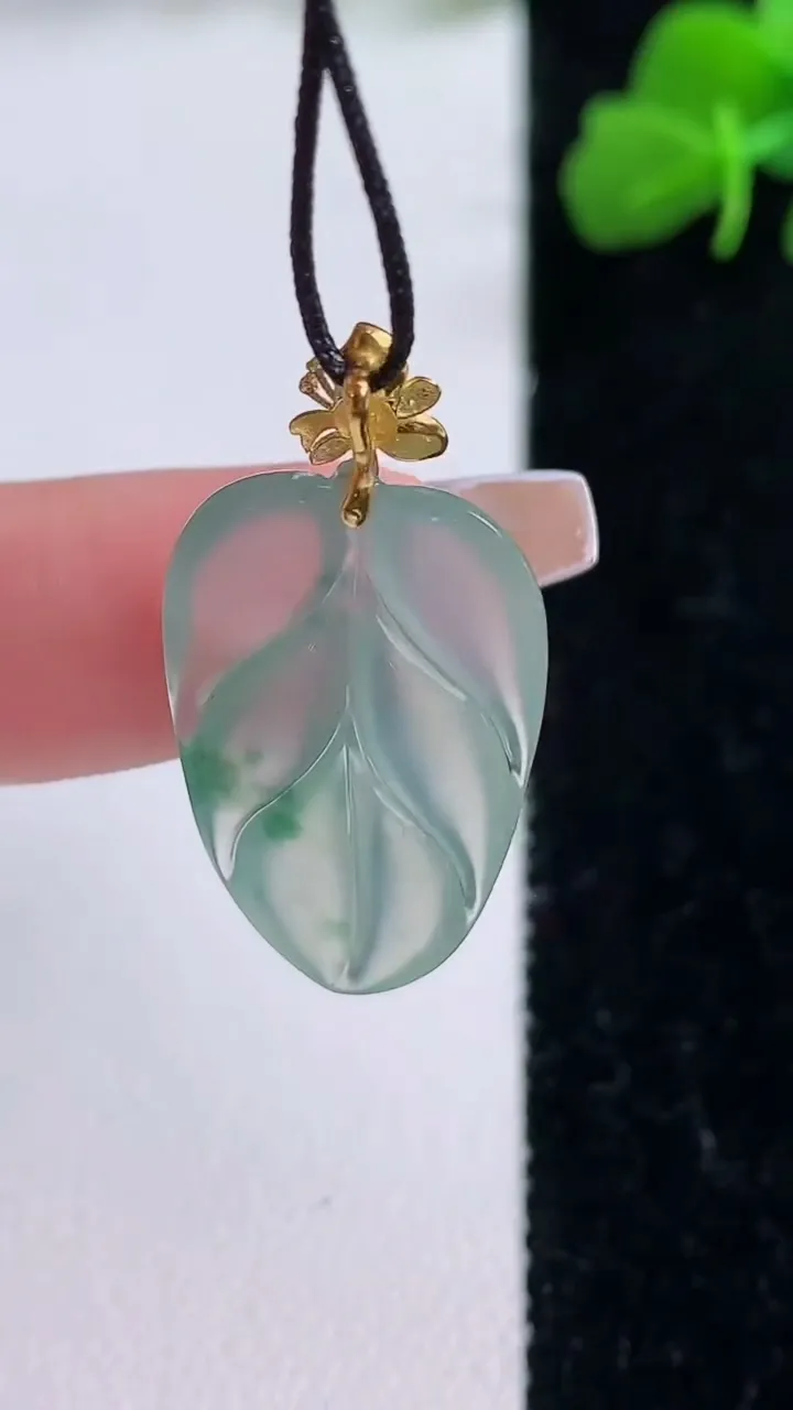 天然A货翡翠种飘花金枝玉叶 叶子吊坠，尺寸25.7-14.6-2.8，重量:2.16g
12月8日