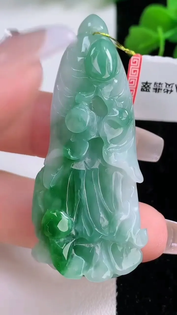 天然A货翡翠白菜吊坠，尺寸55-24.4-8.2，重量:20.75g
12月8日