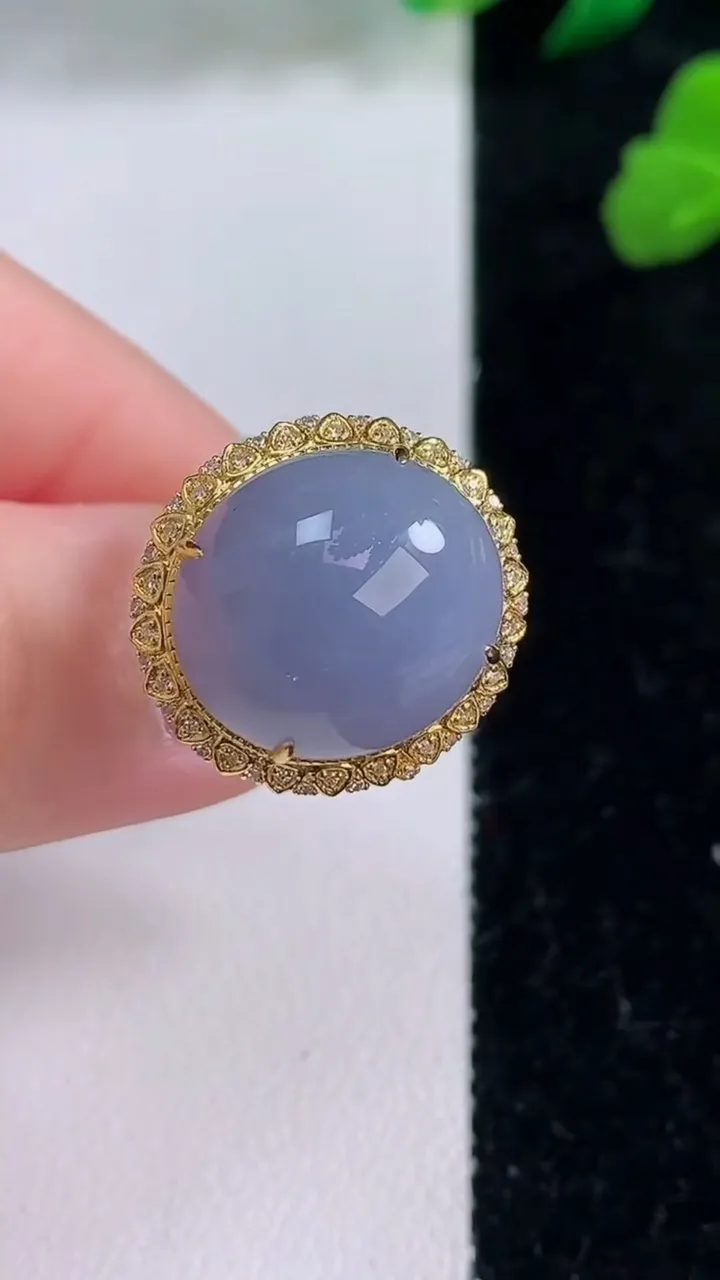 天然A货翡翠18K金紫罗兰蛋面戒指，尺寸18-15.4-13.6-11.8，重量:6.02g2025年12月8日
工厂直销收藏佳品,种好水足，色泽均匀，有种有色，上手高大气！