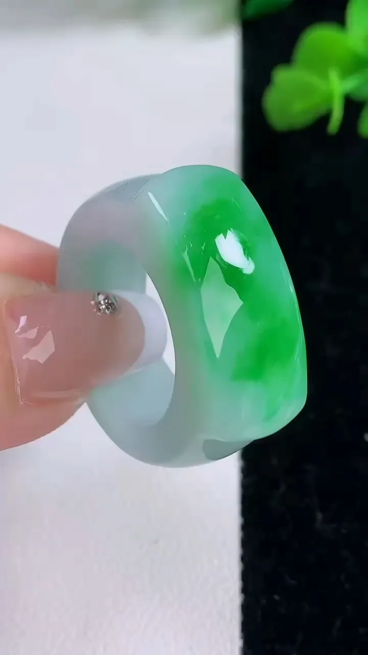 天然A货翡翠马鞍戒指 扳指，尺寸19.3-26-11.3-6，重量:15.14g2025年12月8日