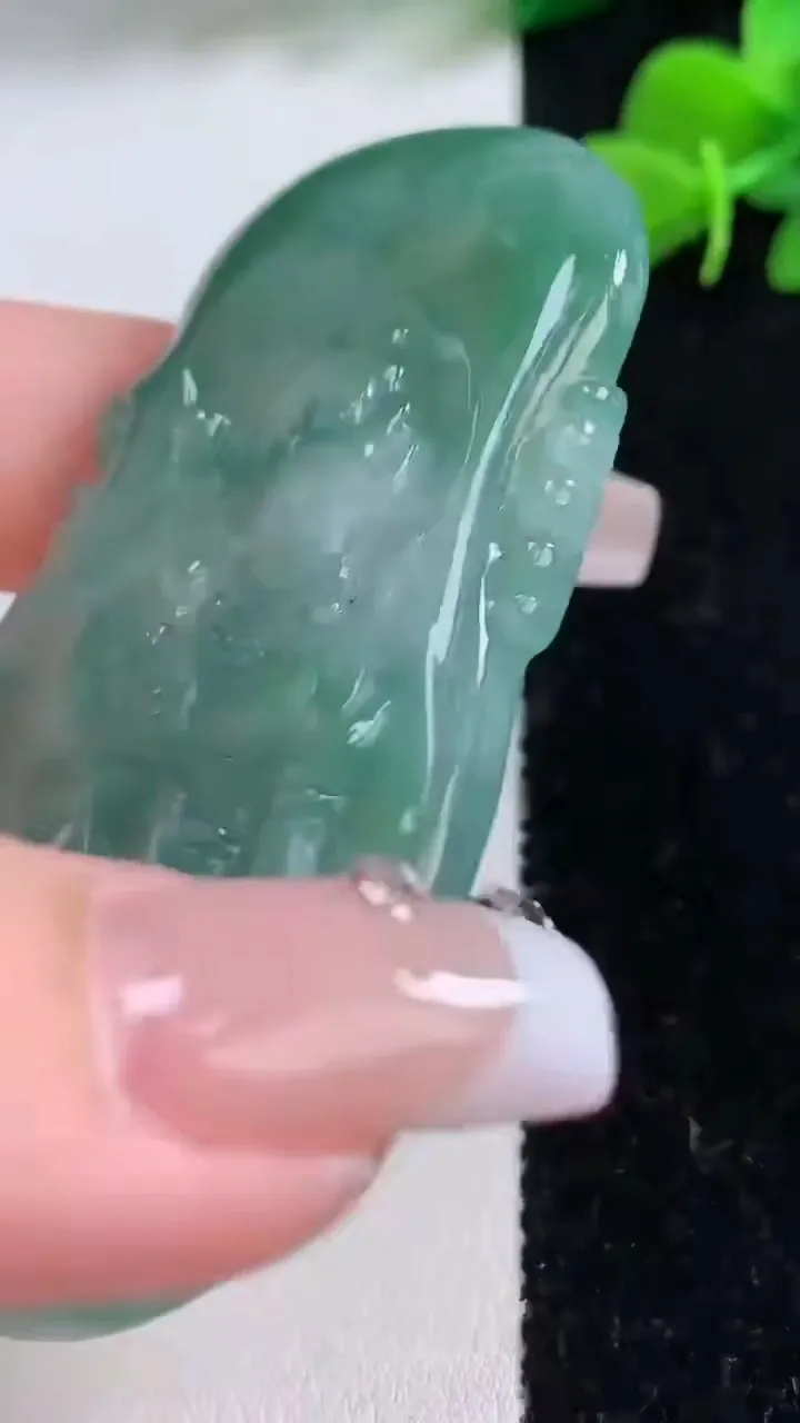 天然A货翡翠度母观音吊坠，尺寸65.3-39.6-6.5，重量:32.34g
12月8日