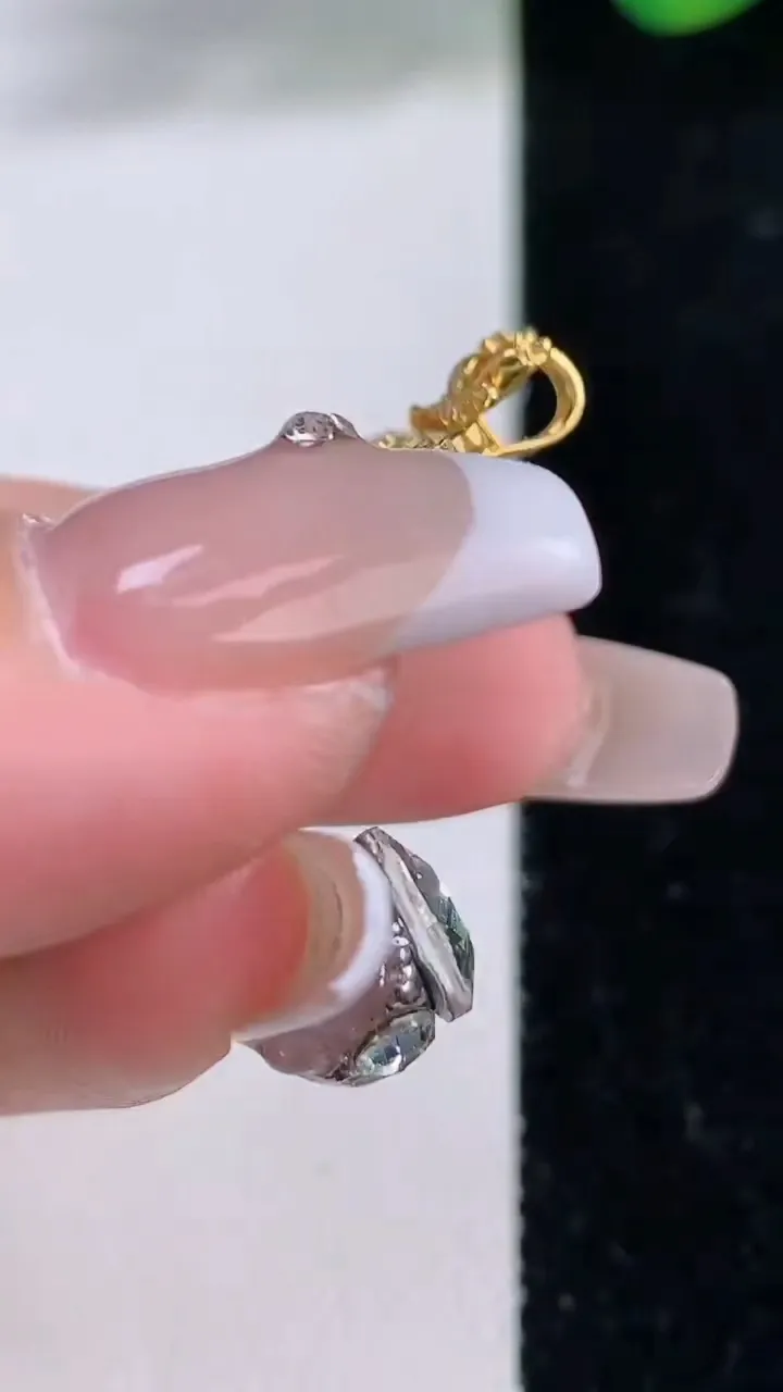 天然A货翡翠无事牌吊坠，尺寸36.5-20-2.8，重量:7.26g
12月8日