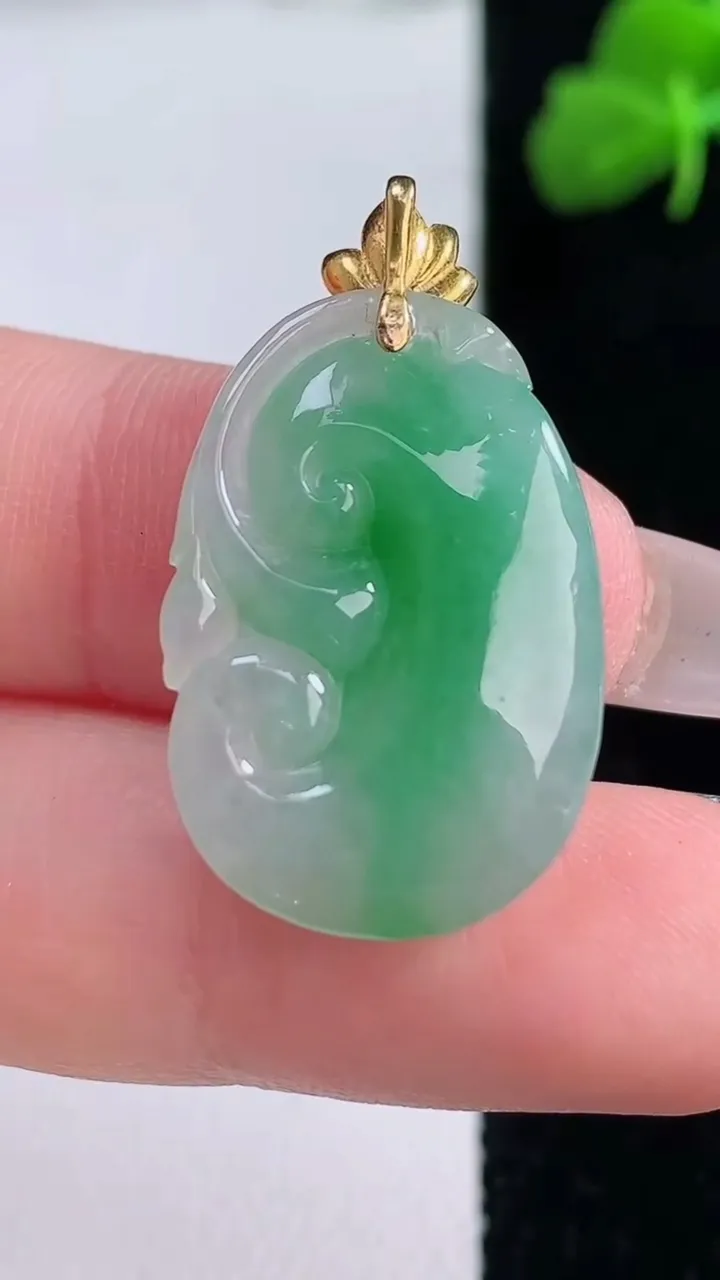 天然A货翡翠如意吊坠，尺寸24.7-16-3.6，重量:4.60g
12月8日