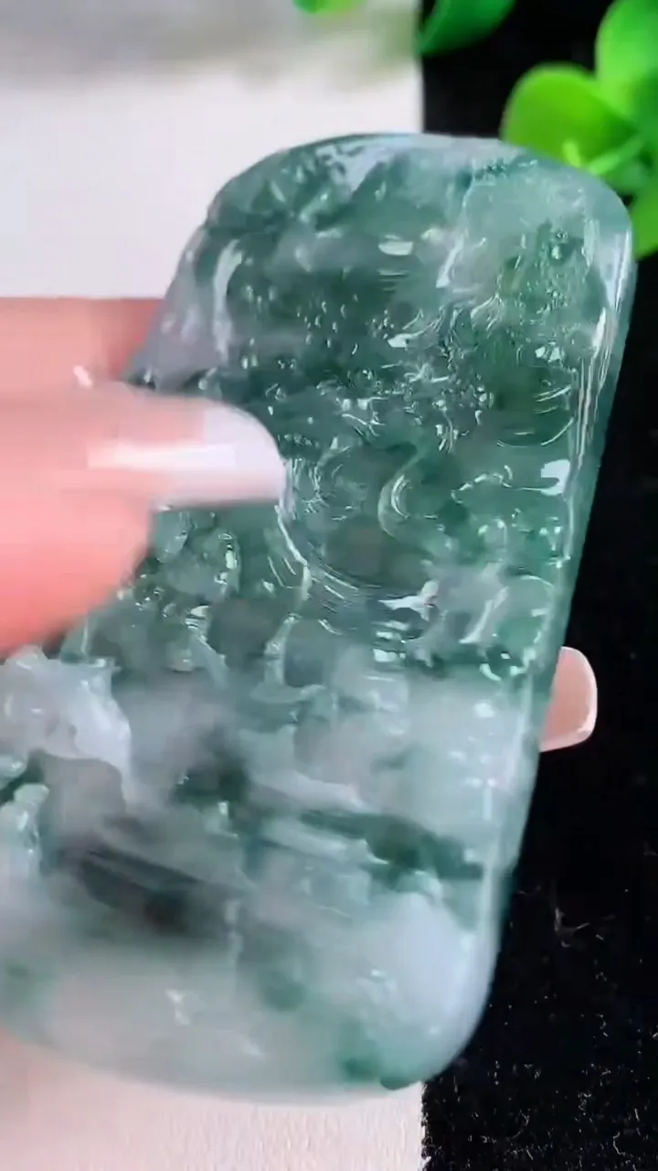 天然A货翡翠冰种飘花府上有龙 龙牌吊坠，尺寸67.6-43-5.3，重量:38.69g
12月8日