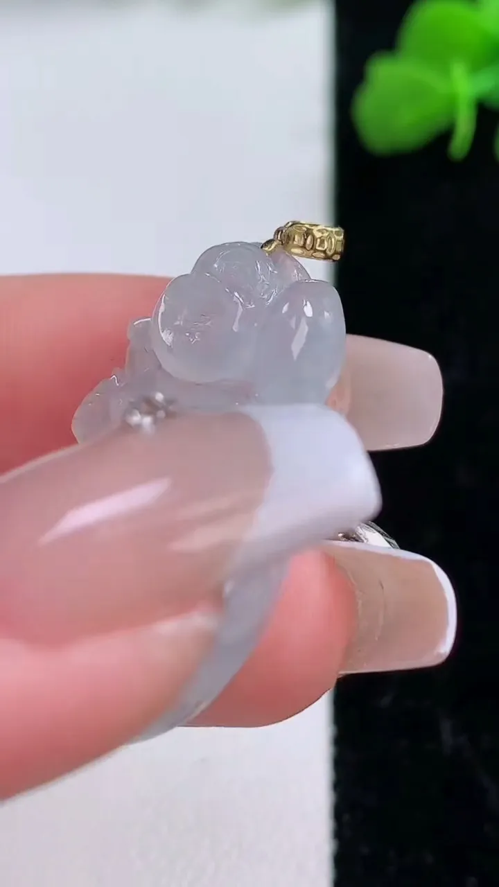 天然A货翡翠种白冰布袋佛吊坠，尺寸29.7-17.7-5.5，重量:5.22g
12月8日