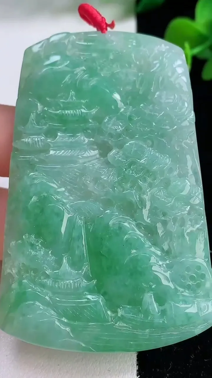 天然A货翡翠山水牌吊坠，尺寸67.2-42.4-5.3，重量:36.06g
12月8日