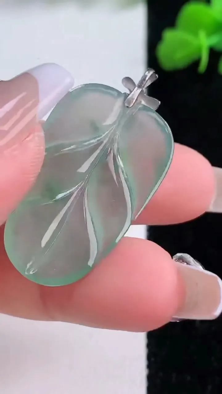天然A货翡翠种飘花金枝玉叶 叶子吊坠，尺寸31-19.2-3.5，重量:4.65g
12月8日