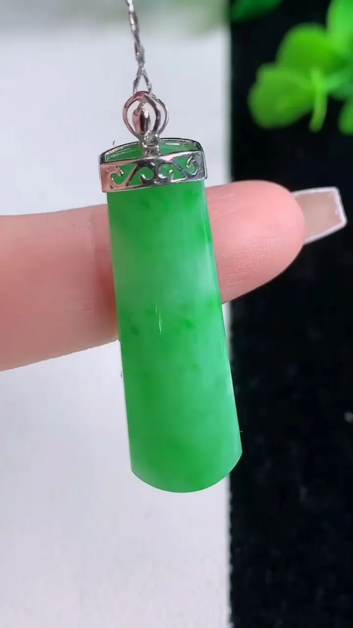 天然A货翡翠无事牌吊坠，尺寸33.6-10.7-6.3，重量:6.44g
12月8日