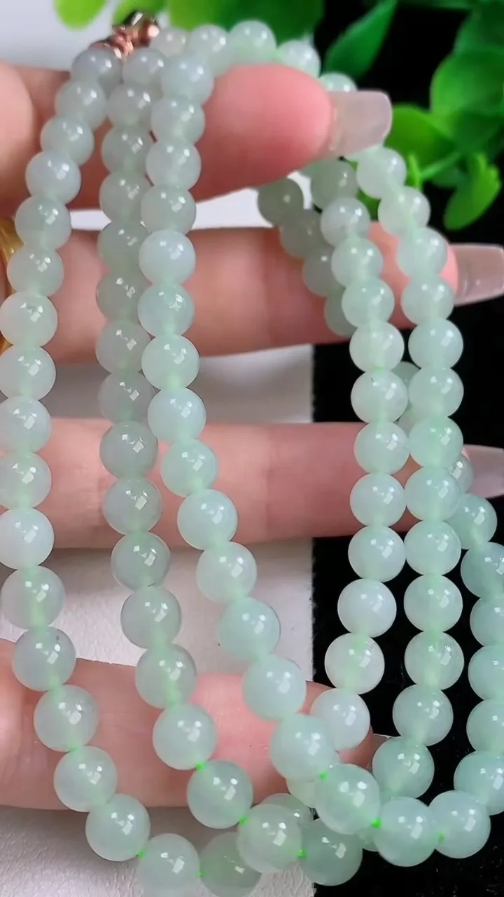 天然A货翡翠圆珠项链，尺寸5.8-106颗，重量:39.85g
12月8日