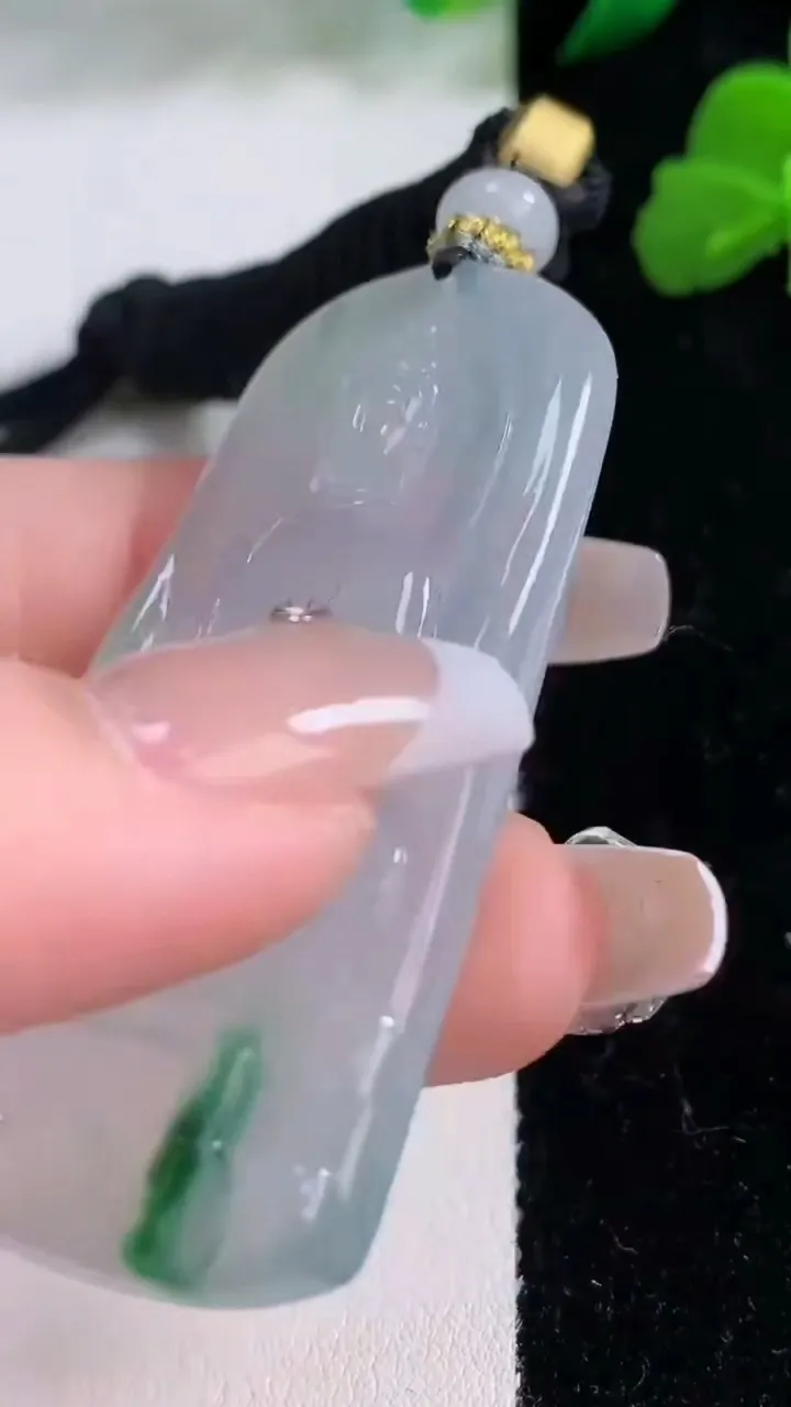 天然A货翡翠种飘花观音菩萨吊坠，尺寸56-29.8-5，重量:25.40g
12月8日