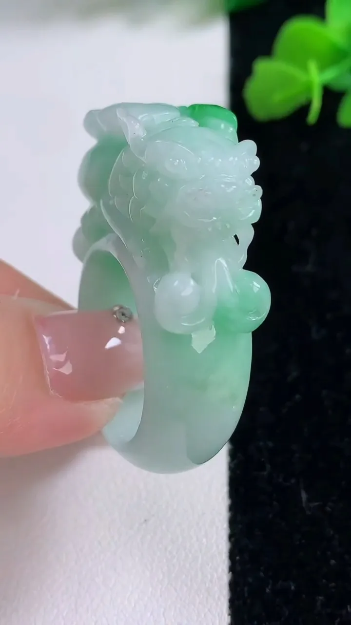 天然A货翡翠貔貅指环扳指，尺寸21.7-29-12.7，重量:26.73g2025年12月8日
工厂直销收藏佳品,种好水足，色泽均匀，有种有色，上手高大气！