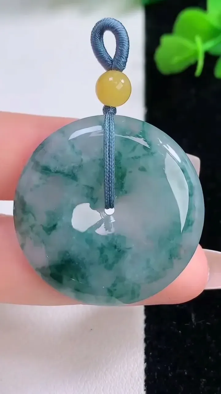 天然A货翡翠冰种飘花平安扣吊坠，尺寸32.3-5.7，重量:13.33g
12月8日