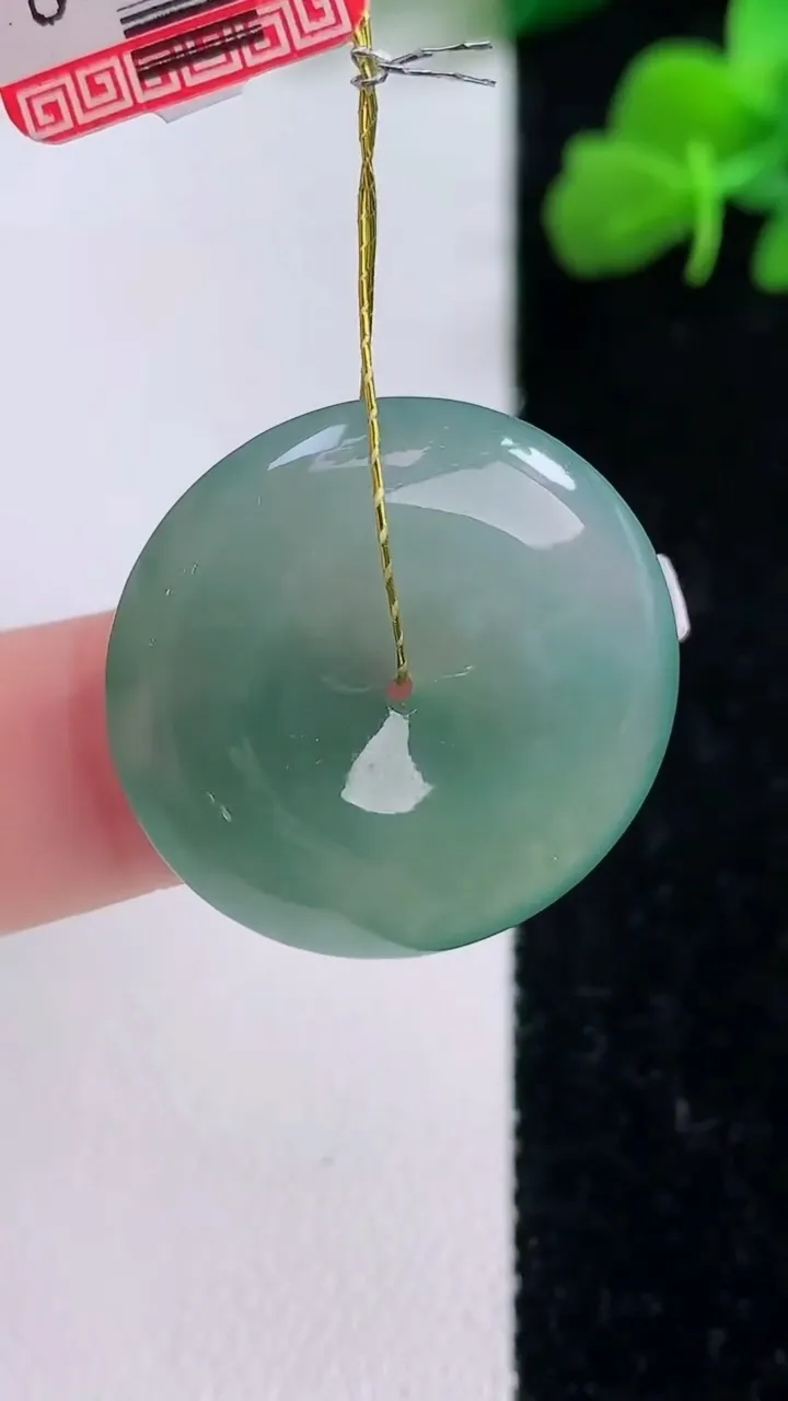 天然A货翡翠冰种飘花平安扣吊坠，尺寸24.8-5.6，重量:7.08g
12月8日