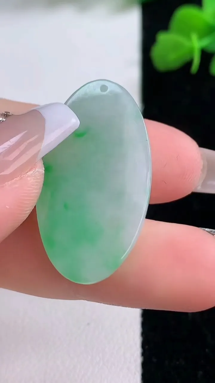 天然A货翡翠无事牌吊坠，尺寸52.6-17.7-3.2，重量:4.54g
12月8日