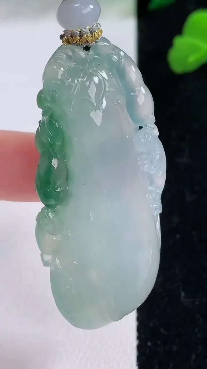 天然A货翡翠种飘花福瓜吊坠，尺寸52-20.5-10.3，重量:24.65g
12月8日