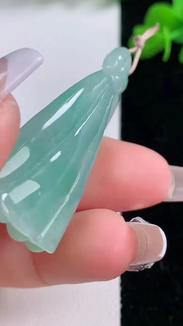 天然A货翡翠莲蓬吊坠，尺寸44.7-22.7-11，重量:15.97g
12月8日