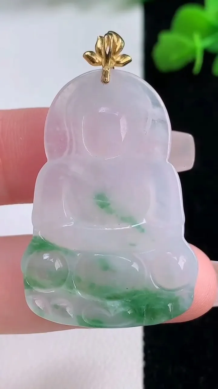 天然A货翡翠种飘花观音菩萨吊坠，尺寸37.7-25.5-3.8，重量:7.00g
12月8日