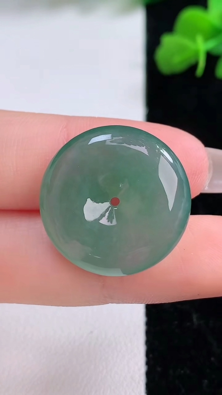 天然A货翡翠平安扣吊坠，尺寸22.5-5.6，重量:6.34g
12月8日